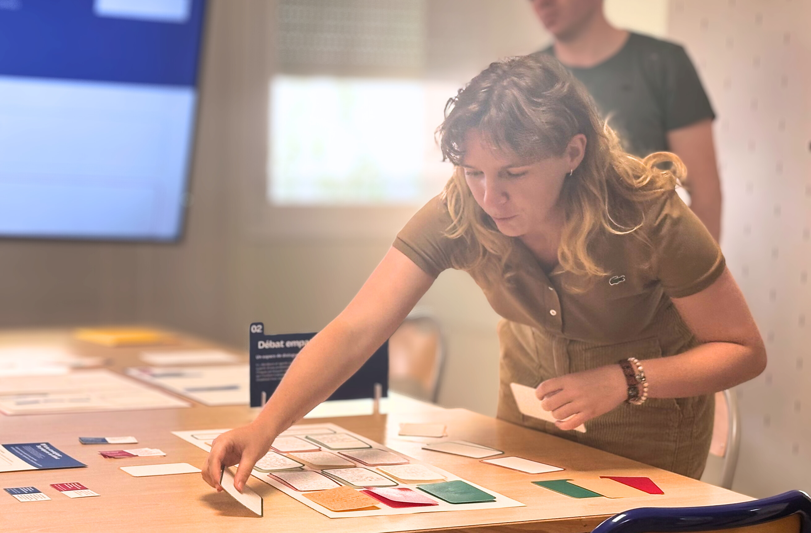 Aline présentant un projet à des clients lors d’une réunion.