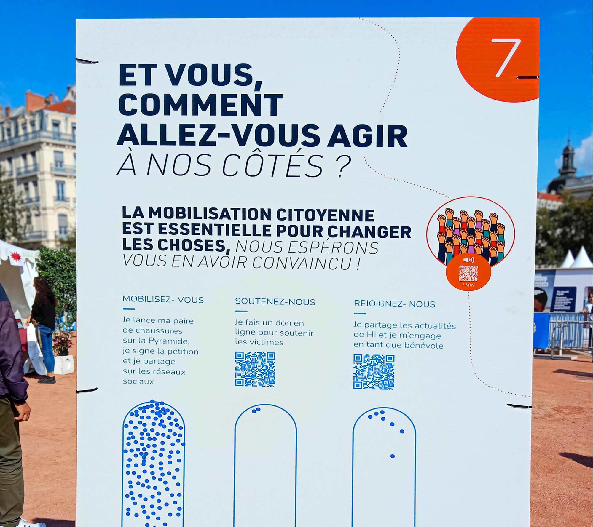 Photo de l’installation narrative “Pyramides de chaussures” sensibilisant aux conséquences des mines antipersonnel.