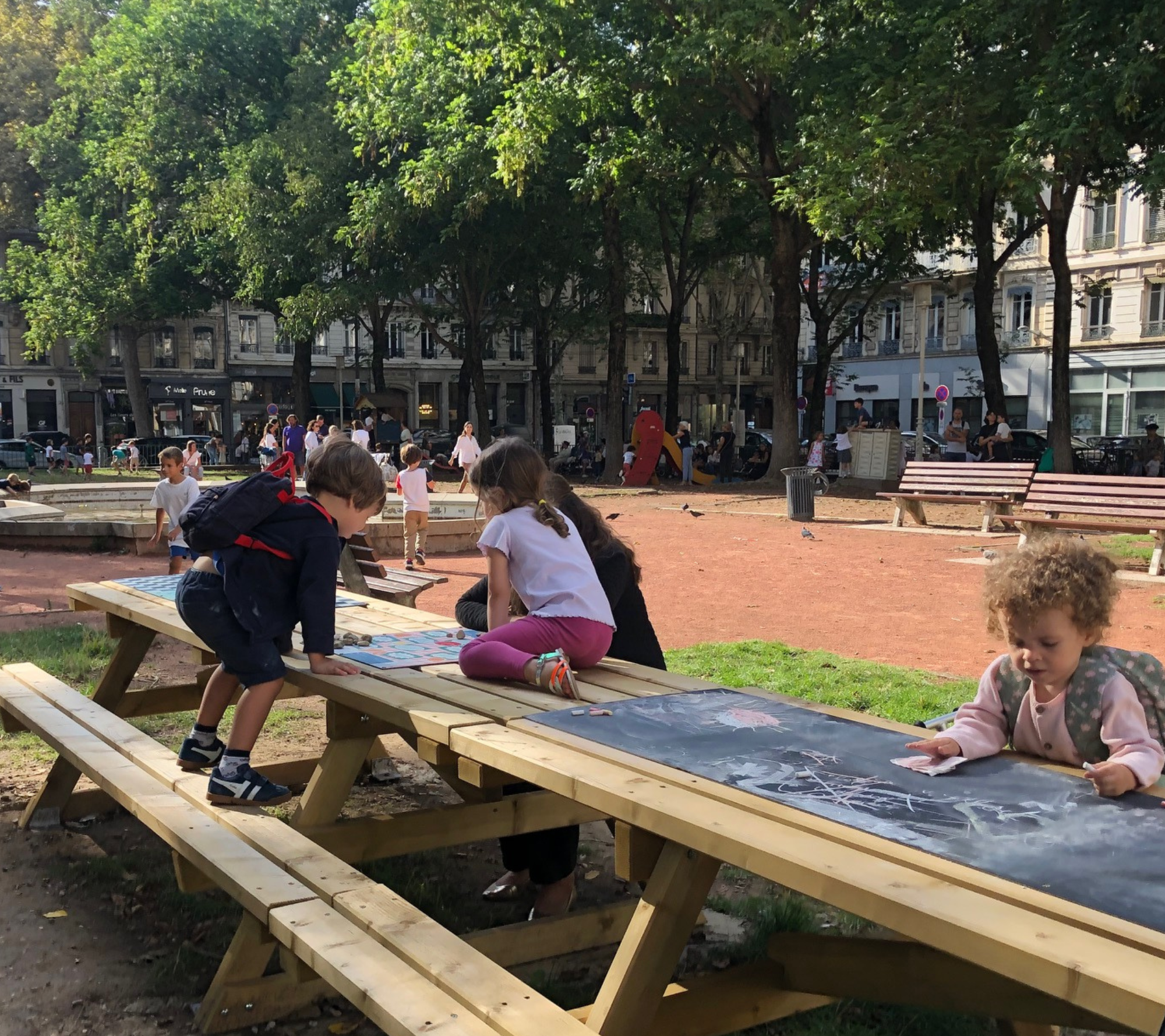 Photo de plusieurs enfants en bas âge qui utilisent les jeux intergénérationnels.