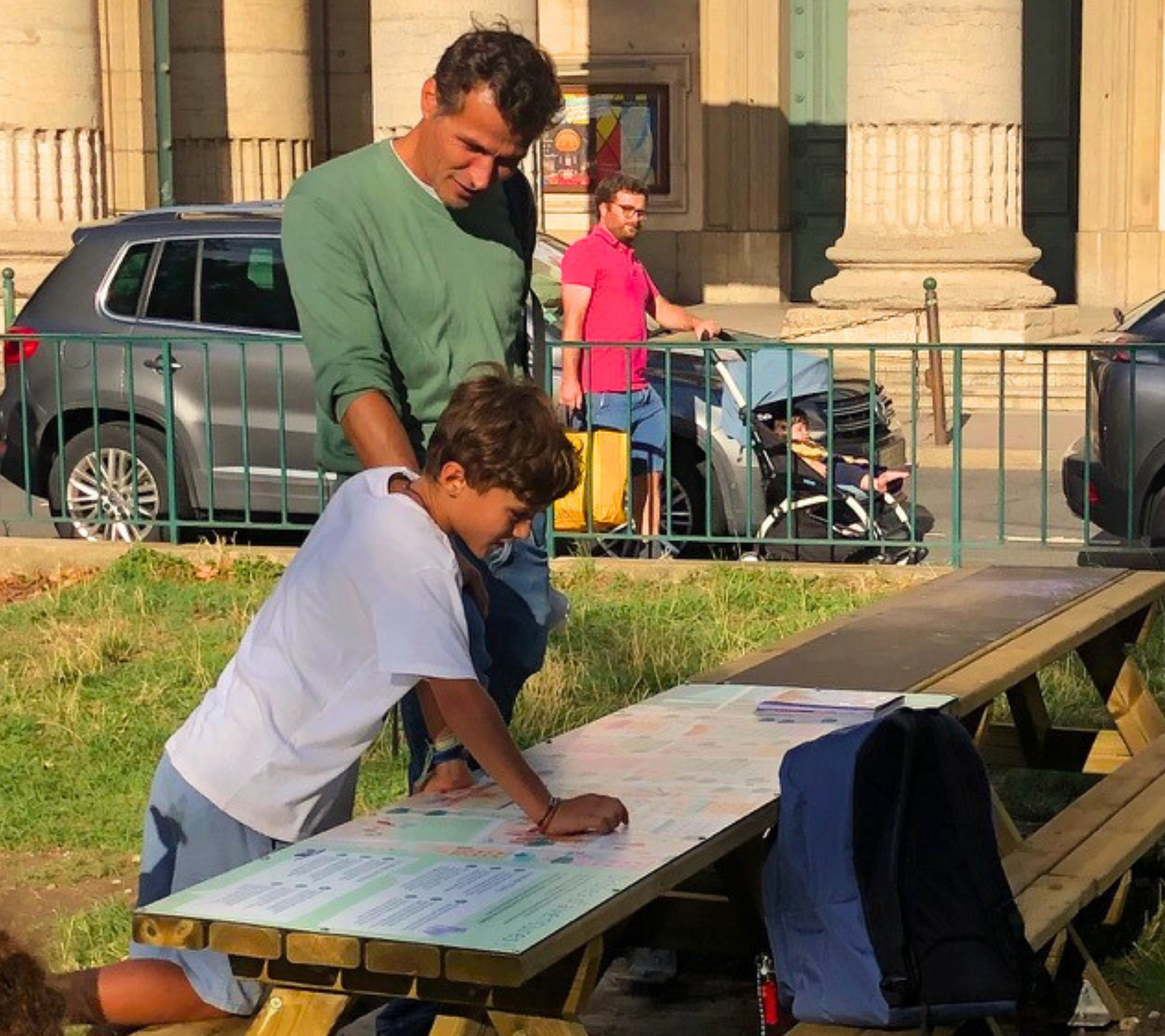 Photo du projet d’un père et son fils testant les aménagements de la place Edgar Quinet favorisant les liens intergénérationnels.